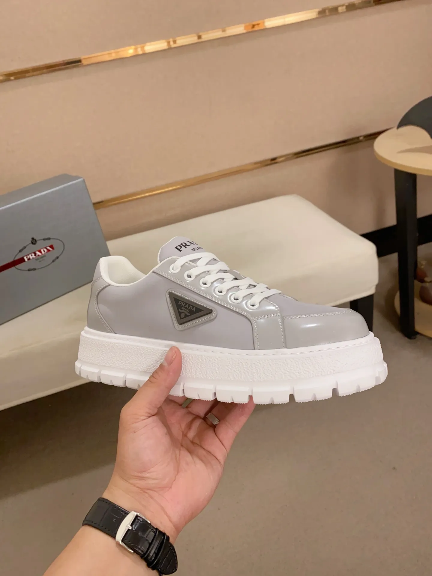 Men's shoes 💰 580💰 ✔️✔️✔️Higher version High-quality new PRADA (Prada) counters are launched simultaneously. The new men's shoes and 😘 fabrics are made of high-tech glue-spraying technology. Lining: Full cowhide lining. 👍🏿 High-end ☄️ Air-cushion molded anti-slip foam outsole, exquisite lines, simple and elegant, comfortable and high-end for leisure travel. Code number: 38 to 44 (45 can be customized and cannot be returned or exchanged)